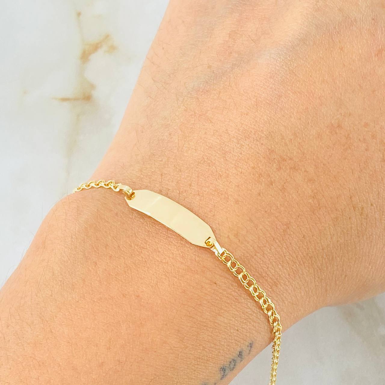 Pulso Bebé Aro Seguido Placa Rectangular Ovalada 1.3gr / 5 3/4 in / Oro Amarillo 18K