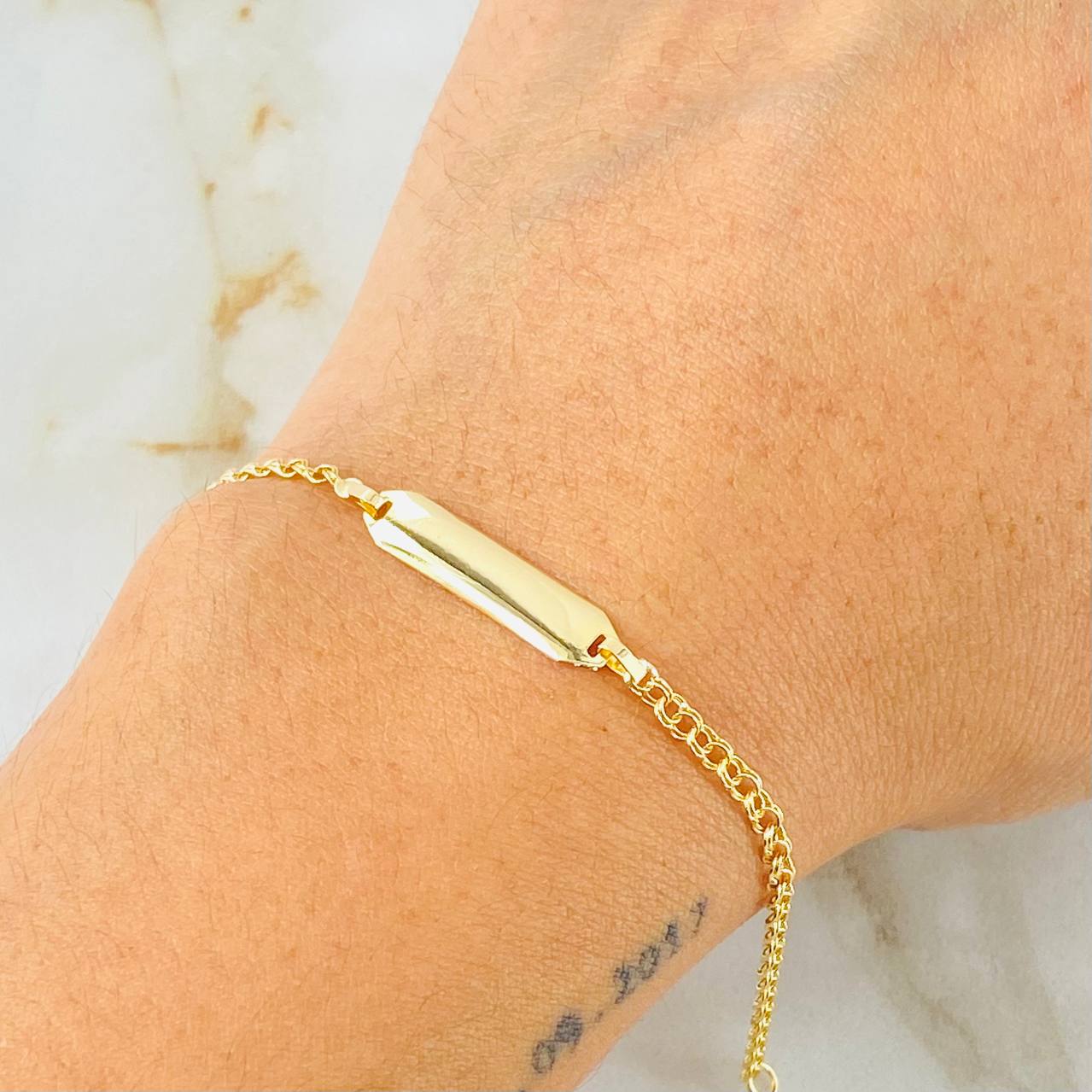 Pulso Bebé Aro Seguido Placa Rectangular 1.2gr / 5 1/4 in / Oro Amarillo 18K
