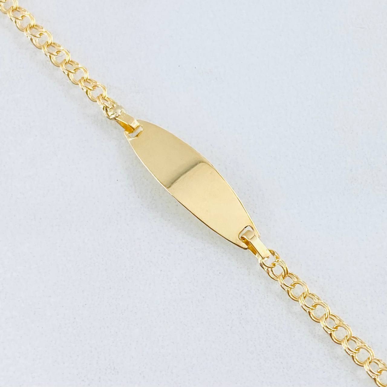 Pulso Bebé Aro Seguido Placa Rectangular Ovalada 1.25gr / 5 1/2 in / Oro Amarillo 18K ©
