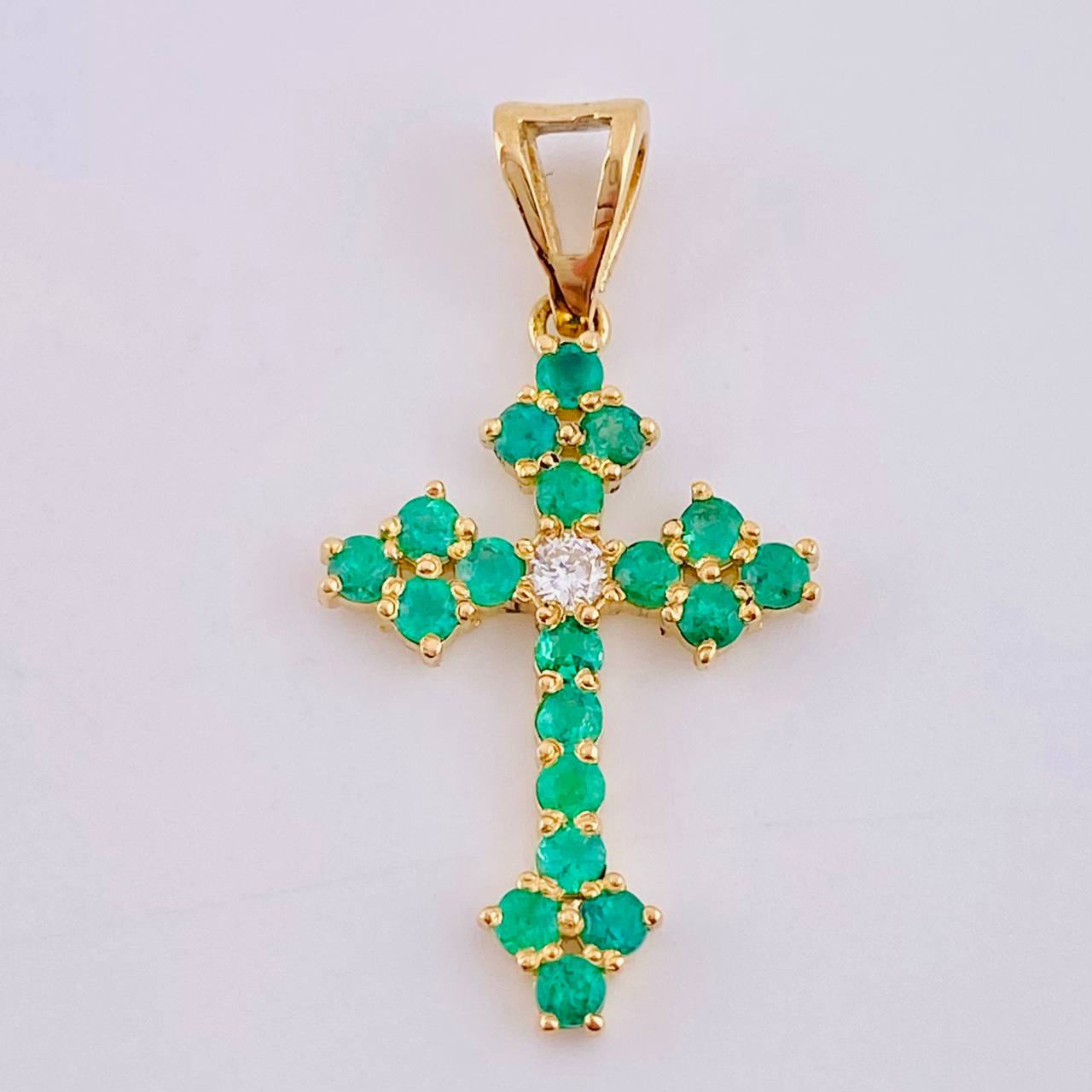 Pendant Florentine Cross 45pts Emeralds 8pts Diamonds 2gr / 1 1/4 in / 18K Yellow Gold *
