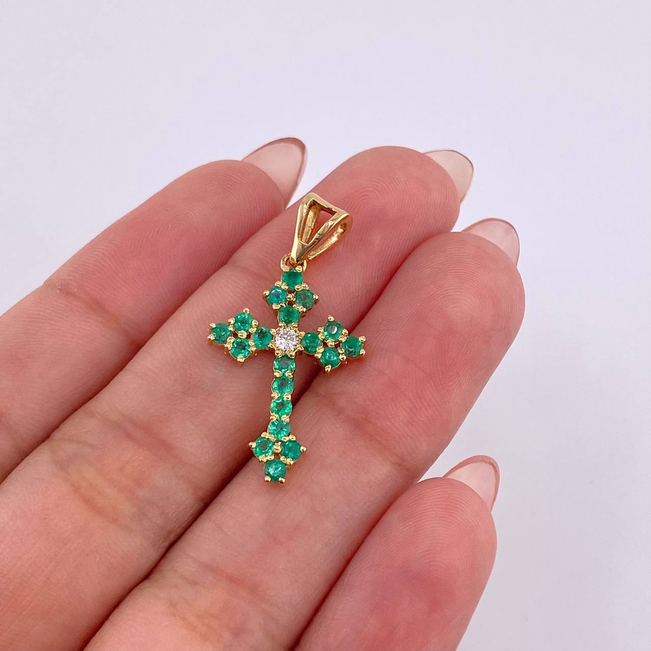 Pendant Florentine Cross 45pts Emeralds 8pts Diamonds 2gr / 1 1/4 in / 18K Yellow Gold *
