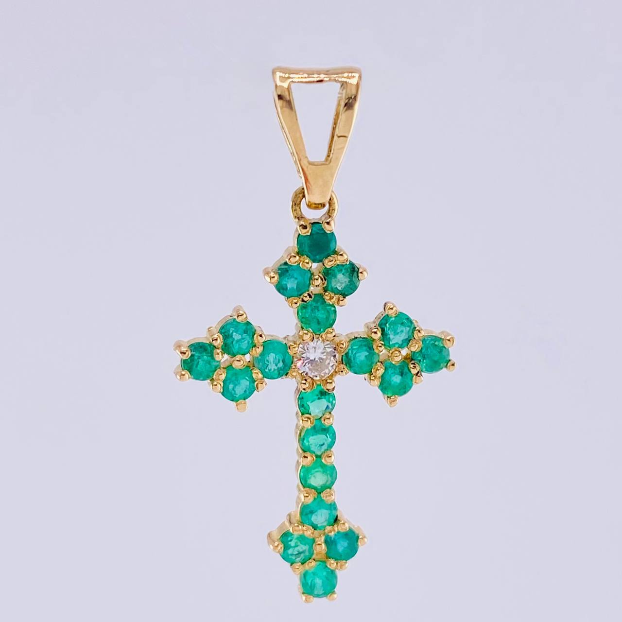 Dije Cruz Florencial Esmeraldas 80pts Diamantes 4pts 1.9gr / 1 1/4 in / Oro Amarillo 18K ©