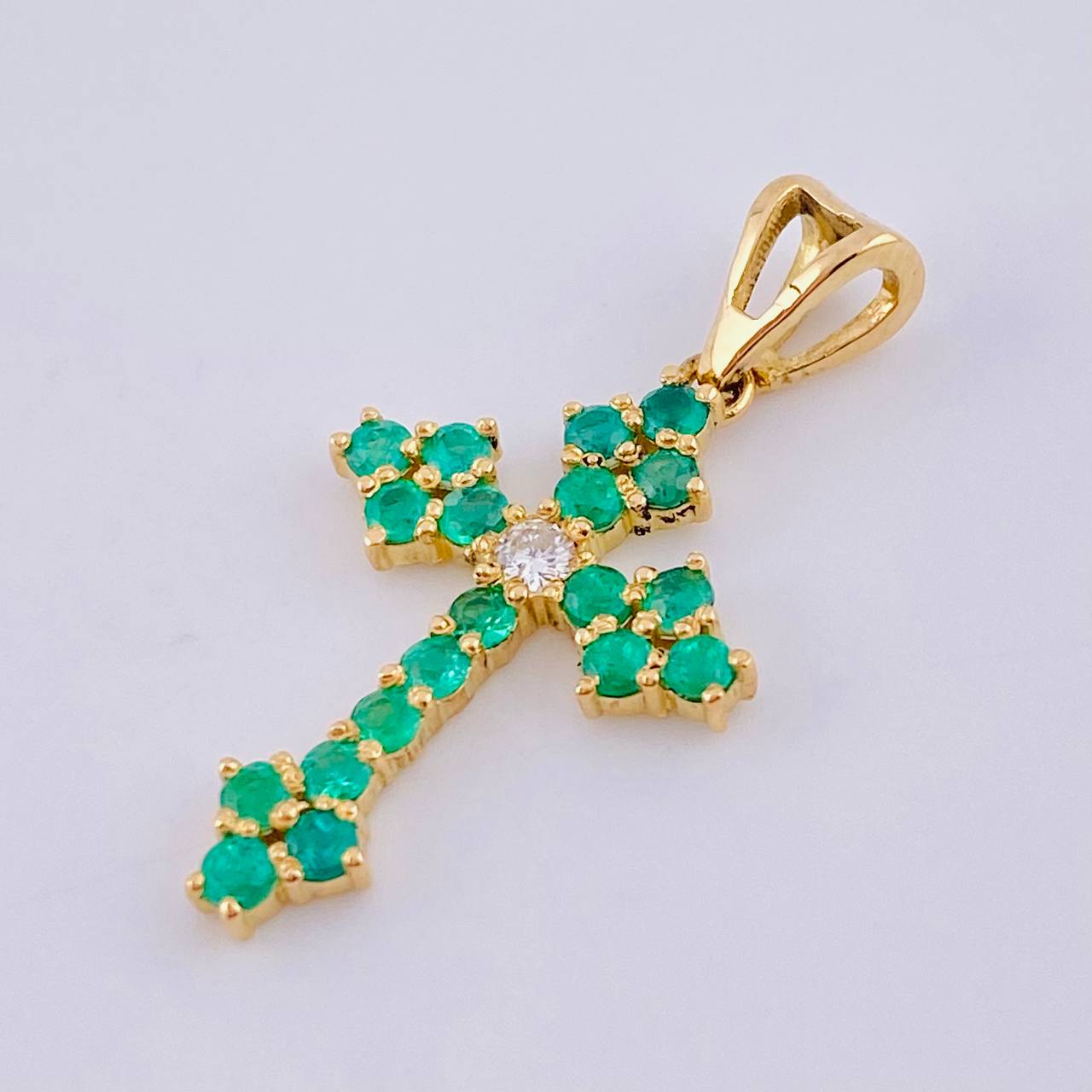 Pendant Florentine Cross 45pts Emeralds 8pts Diamonds 2gr / 1 1/4 in / 18K Yellow Gold *