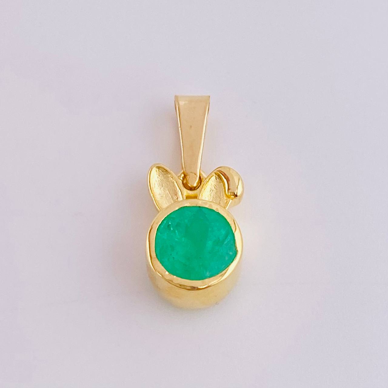 Dije Conejo 80pts Esmeraldas 2.2gr / 3/4 in / Oro Amarillo 18K *