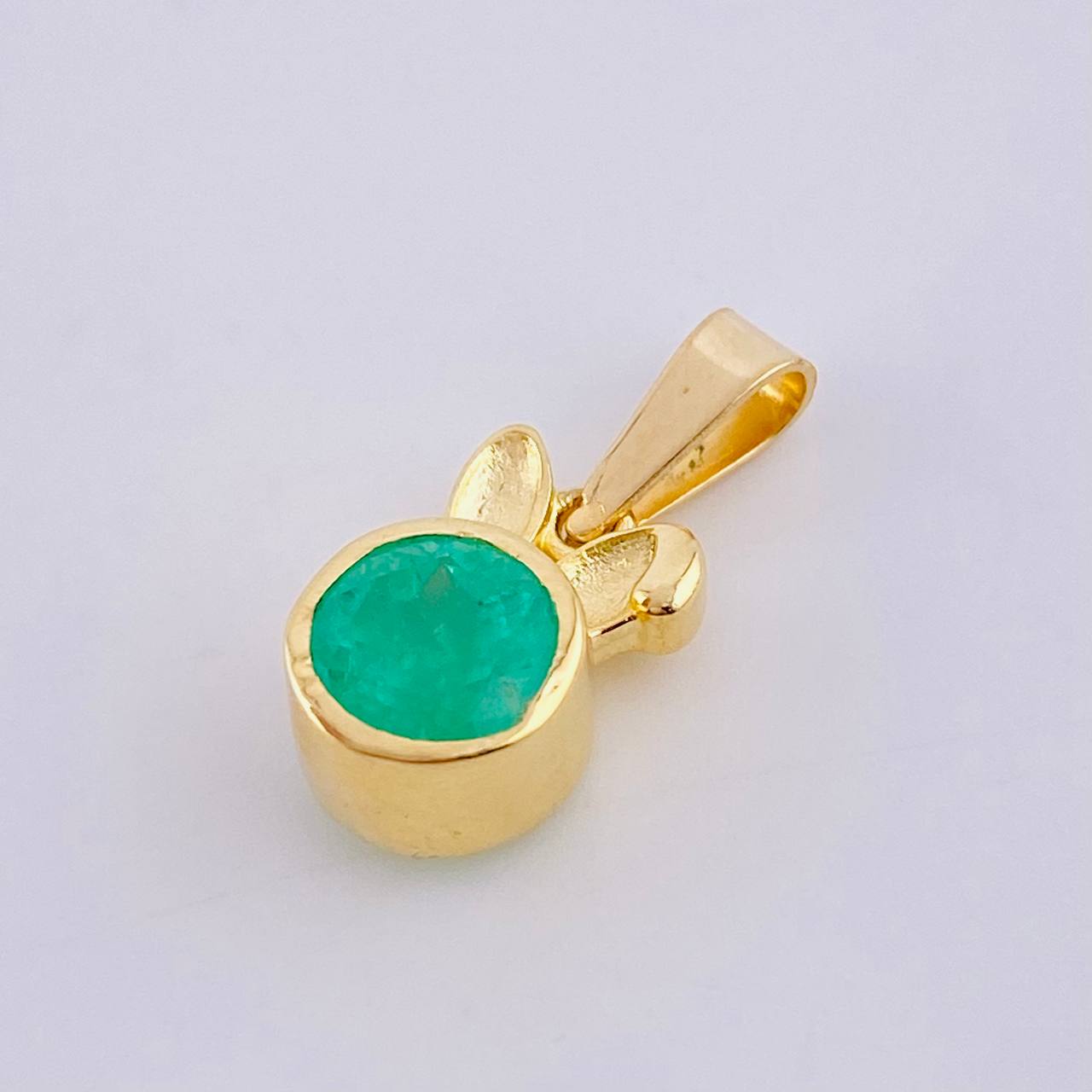 Dije Conejo 80pts Esmeraldas 2.2gr / 3/4 in / Oro Amarillo 18K *
