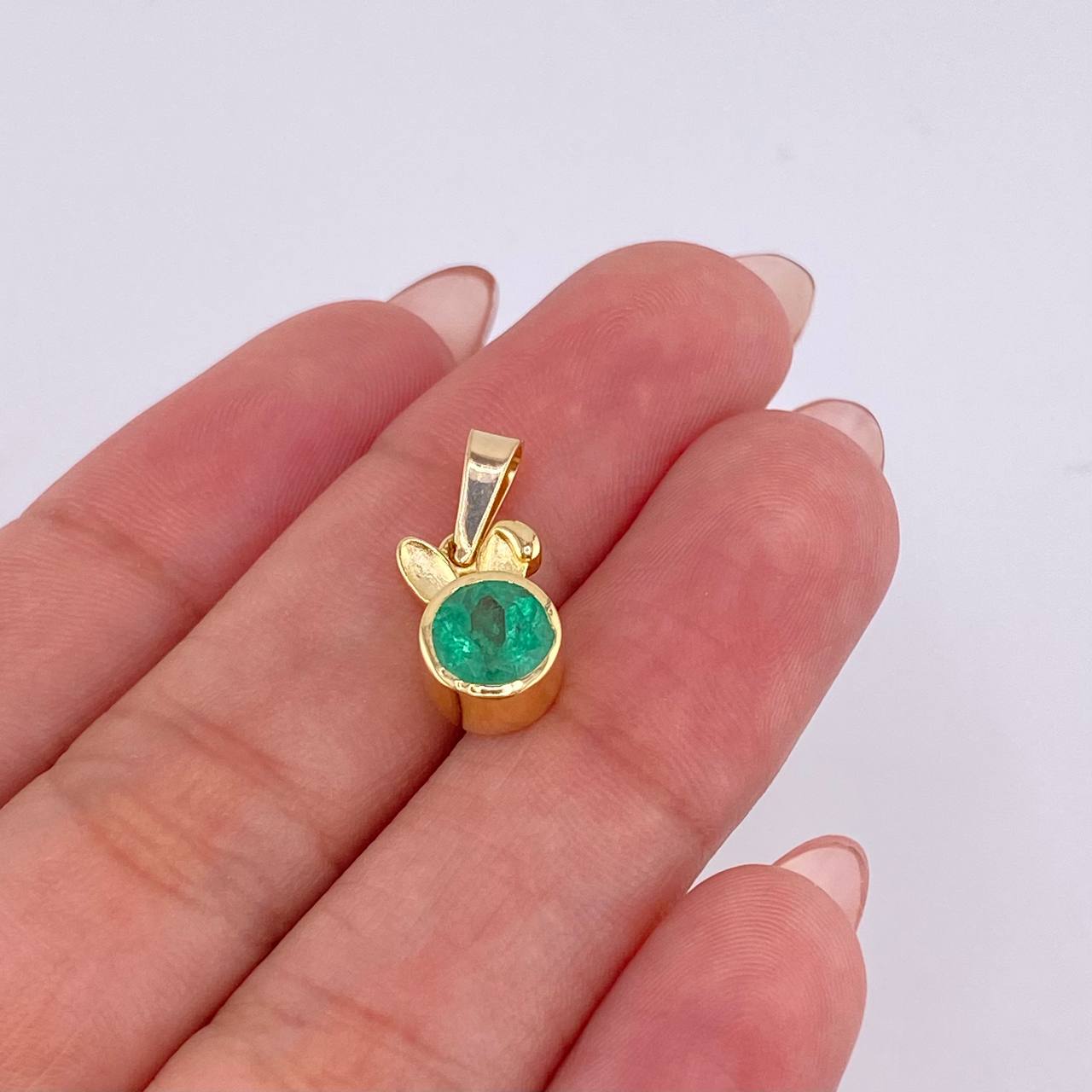 Dije Conejo 80pts Esmeraldas 2.2gr / 3/4 in / Oro Amarillo 18K *