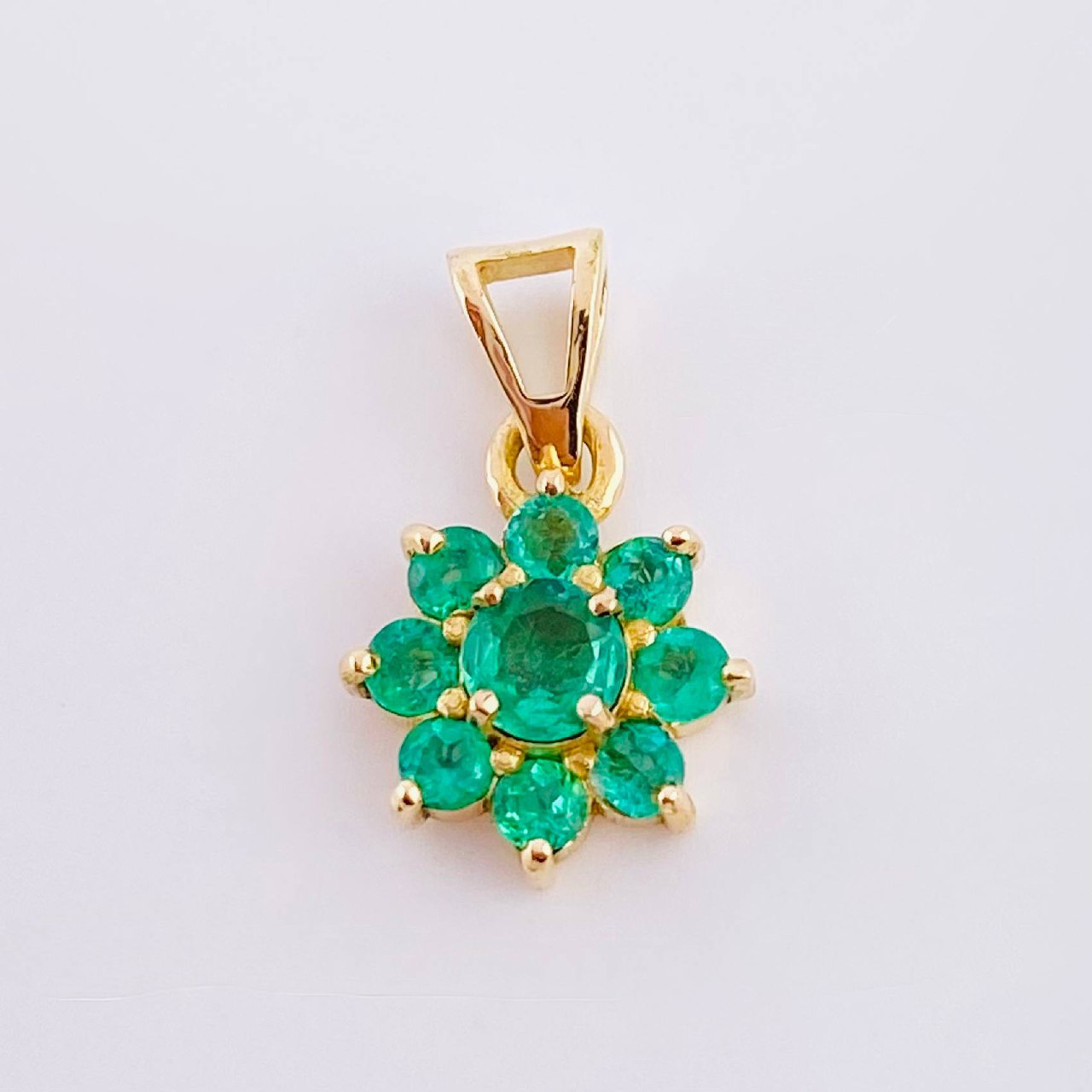 Pendant Snowy Flower 50pts Emeralds 2.35gr / 3/4 in / 18K Yellow Gold *