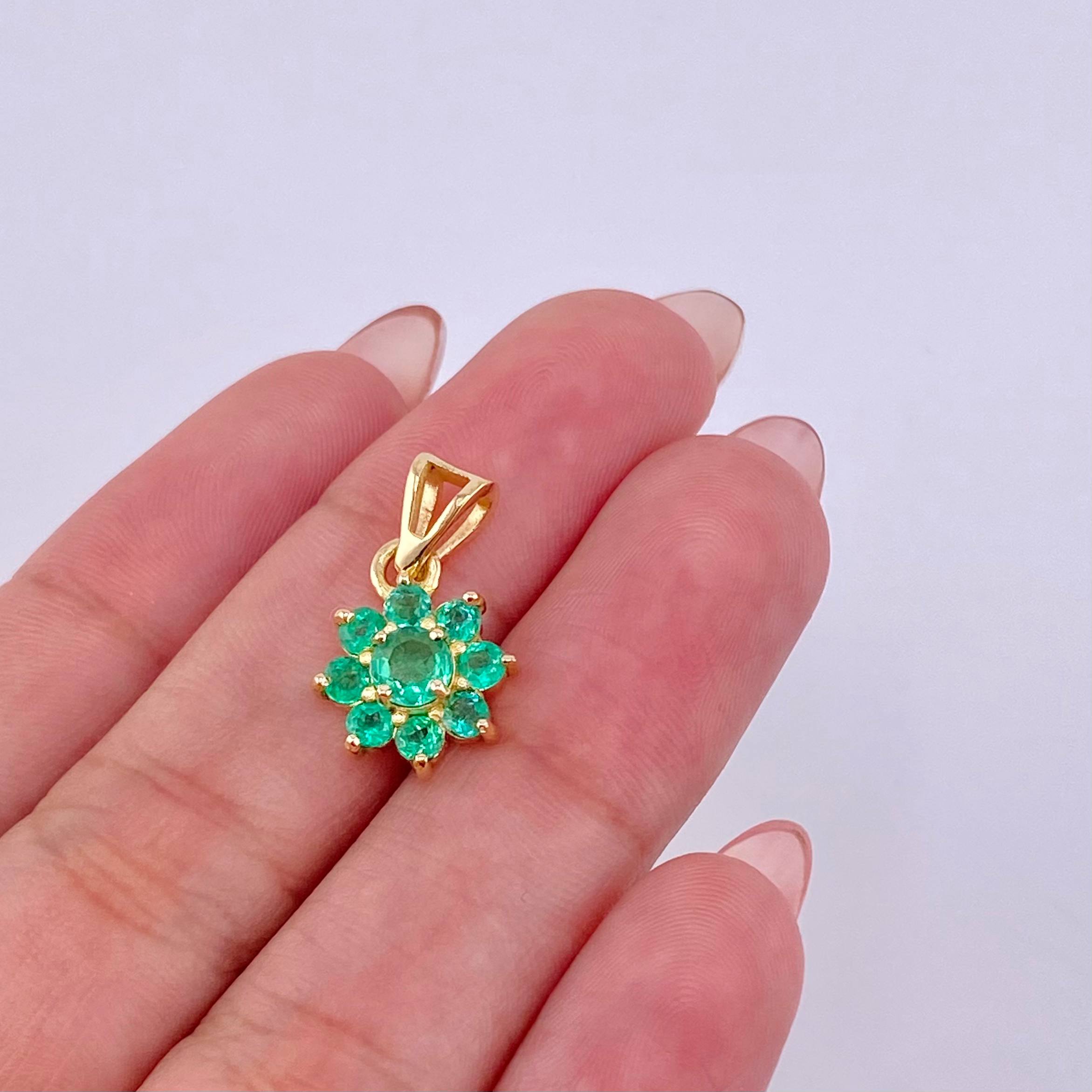 Pendant Snowy Flower 50pts Emeralds 2.35gr / 3/4 in / 18K Yellow Gold *