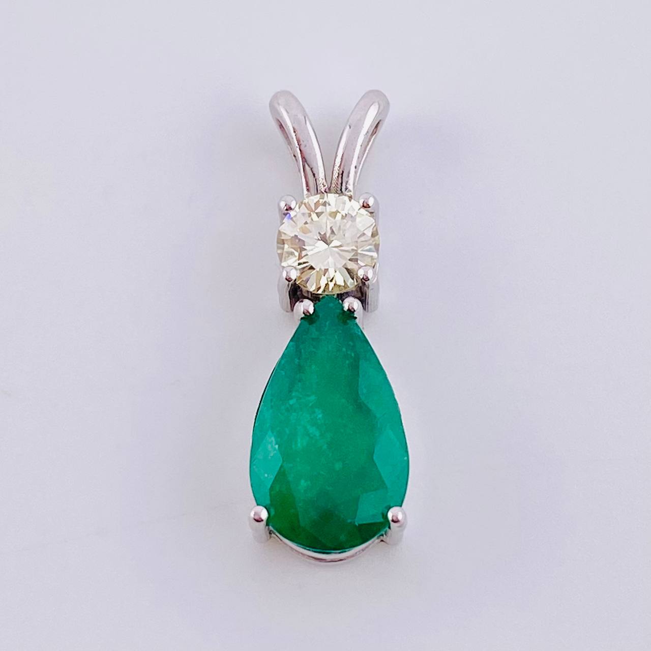 Pendant Olive Drop 2.9 Qts Emerald 60pts Diamonds 3.1gr / 1 in / 18K White Gold ©