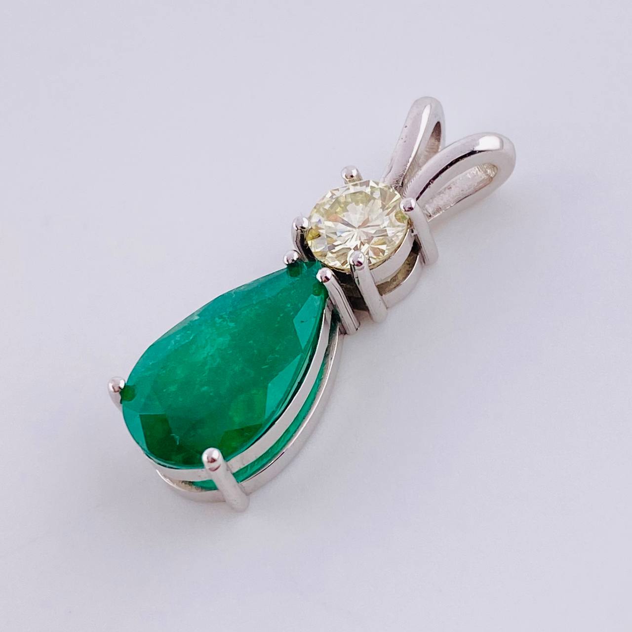 Pendant Olive Drop 2.9 Qts Emerald 60pts Diamonds 3.1gr / 1 in / 18K White Gold ©