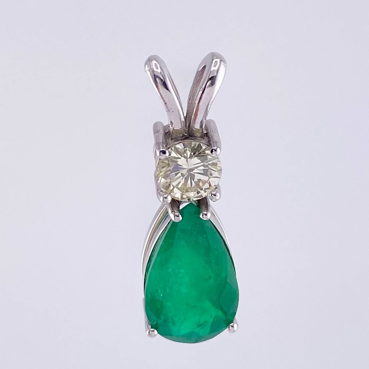 Pendant Olive Drop 2.9 Qts Emerald 60pts Diamonds 3.1gr / 1 in / 18K White Gold ©