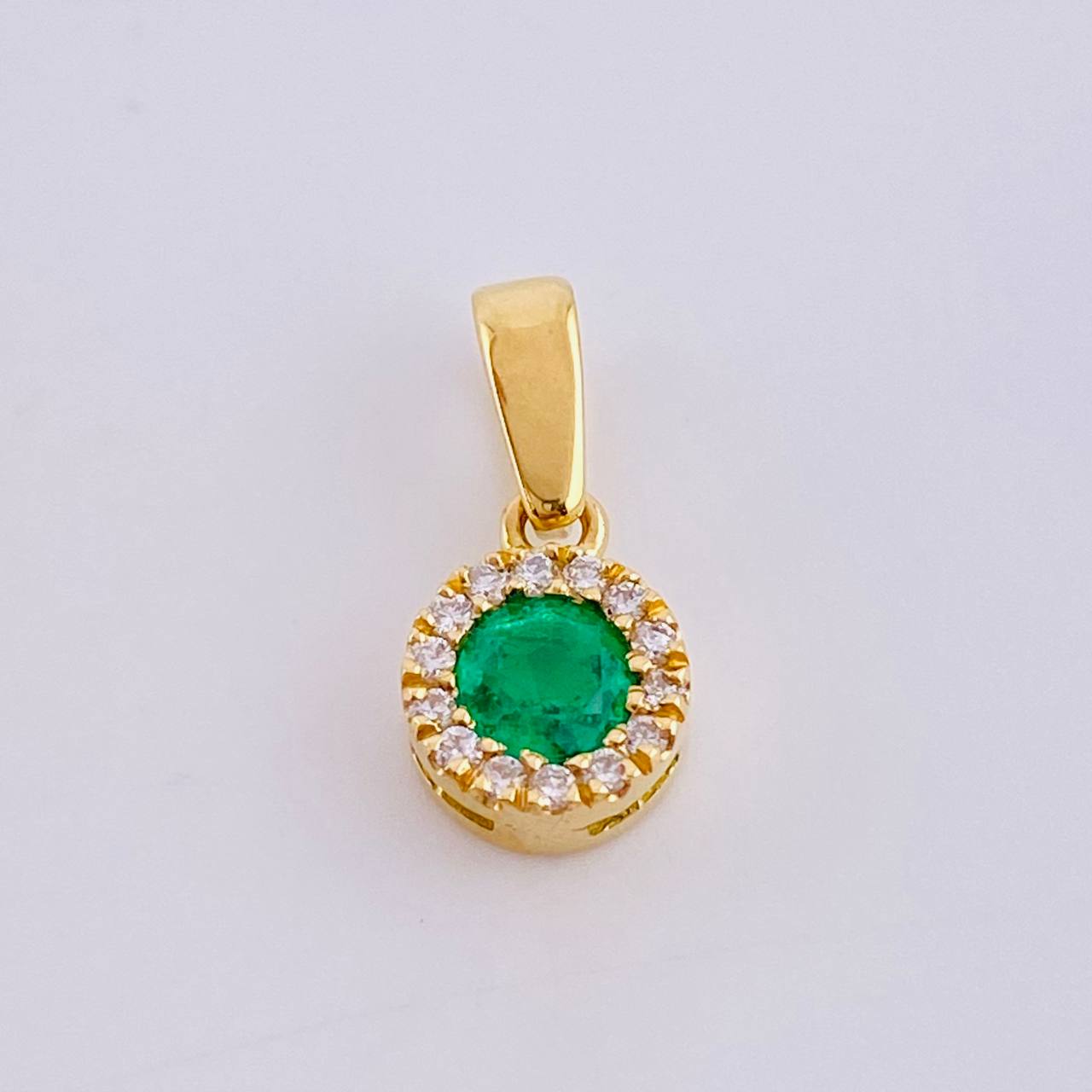 Dije Circulo Halo Tupido 30pts Esmeralda 20pts Diamantes 1.3gr / 1/2 in / Oro Amarillo 18K ©