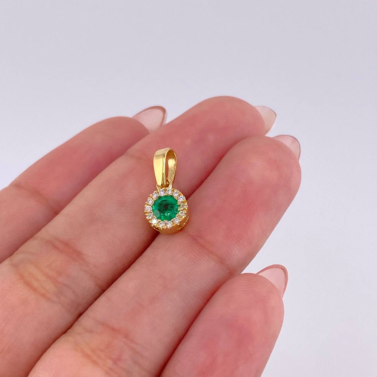 Dije Circulo Halo Tupido 30pts Esmeralda 20pts Diamantes 1.3gr / 1/2 in / Oro Amarillo 18K ©