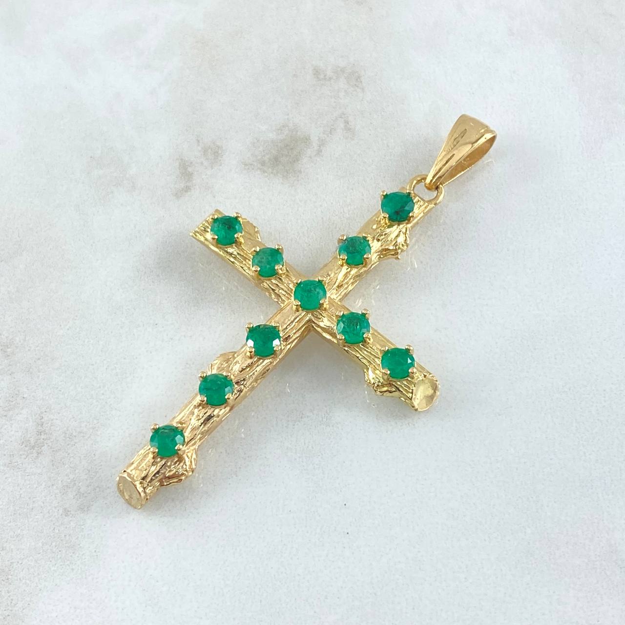 Pendant Cross Oval Trunk 10.4gr / 6.3cm / Emeralds 3.3 Qts 18K Yellow Gold (Jewel) ©