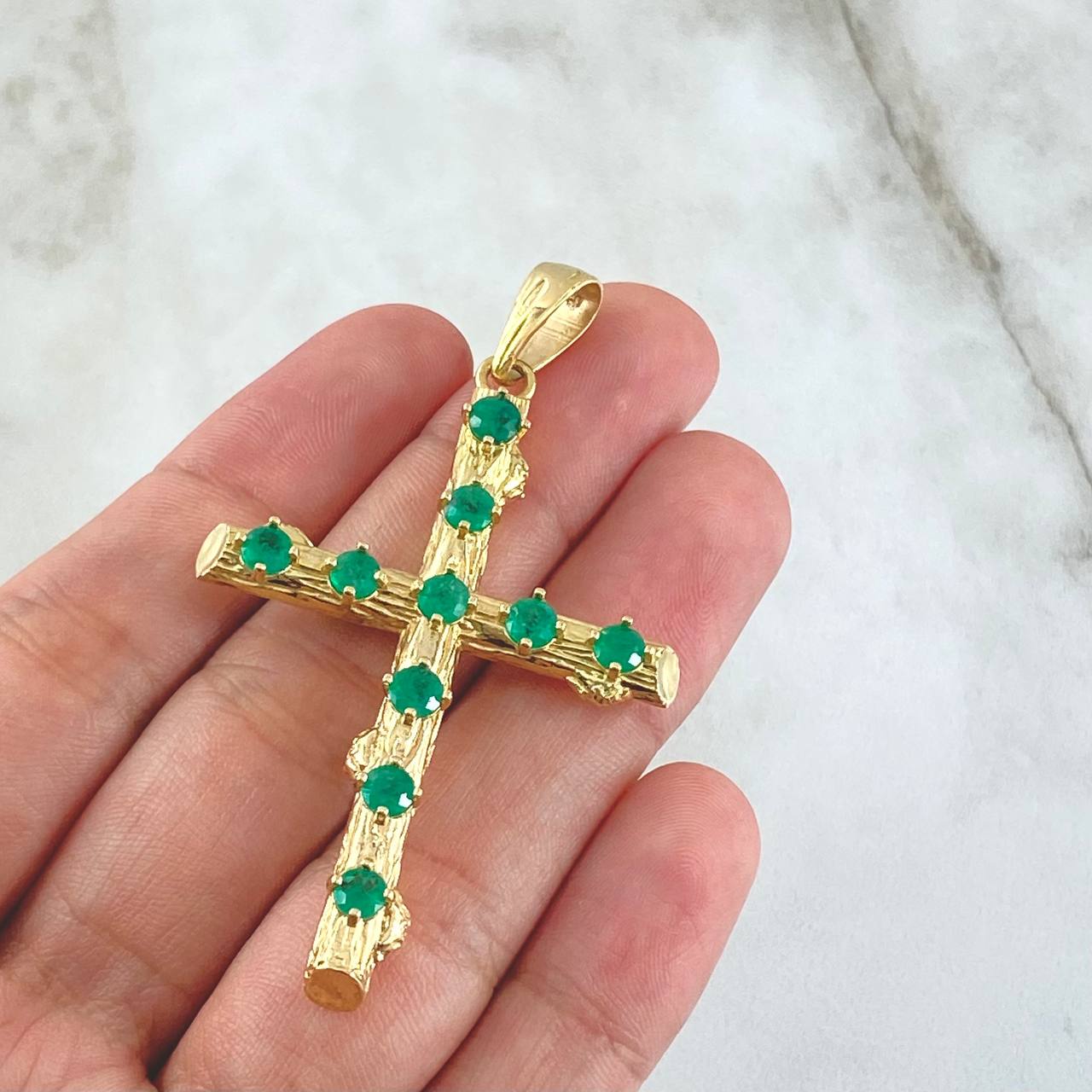 Pendant Cross Oval Trunk 10.4gr / 6.3cm / Emeralds 3.3 Qts 18K Yellow Gold (Jewel) ©