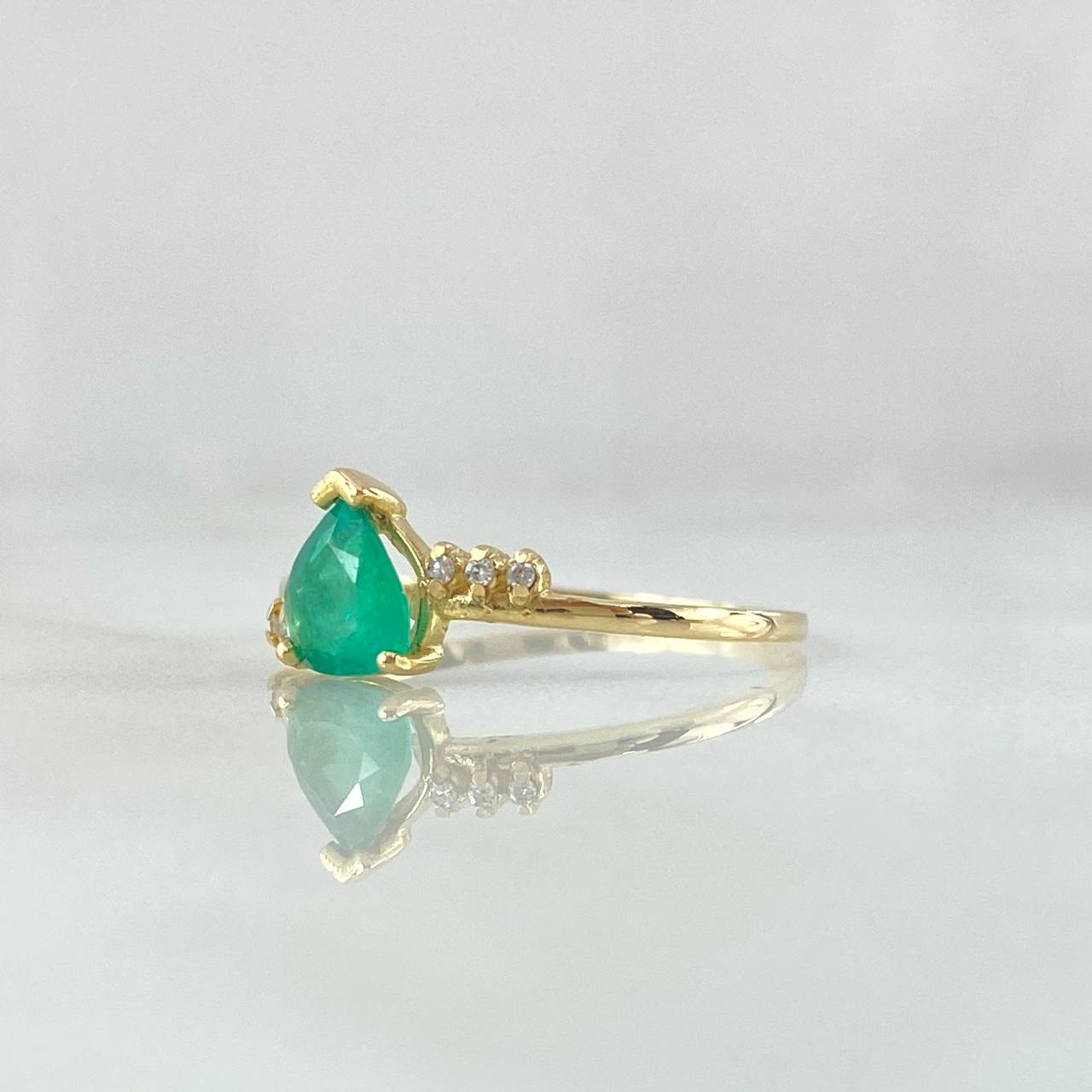 Anillo Solitario Corazon Interlineal 1.4gr / T6 3/4 / Esmeralda 35pts Circones Blancos Oro Amarillo 18K (Joya) ©