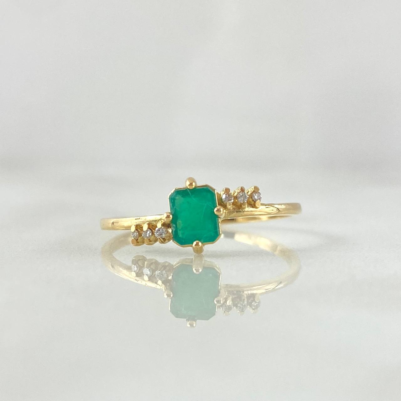 Anillo Solitario Rectangulo Interlineal 1.5gr / T7 / Esmeralda 35pts Circones Blancos Oro Amarillo 18K (Joya) ©