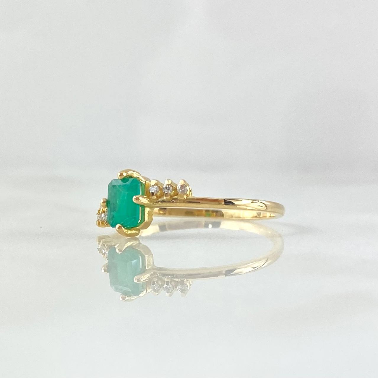 Anillo Solitario Rectangulo Interlineal 1.5gr / T7 / Esmeralda 35pts Circones Blancos Oro Amarillo 18K (Joya) ©