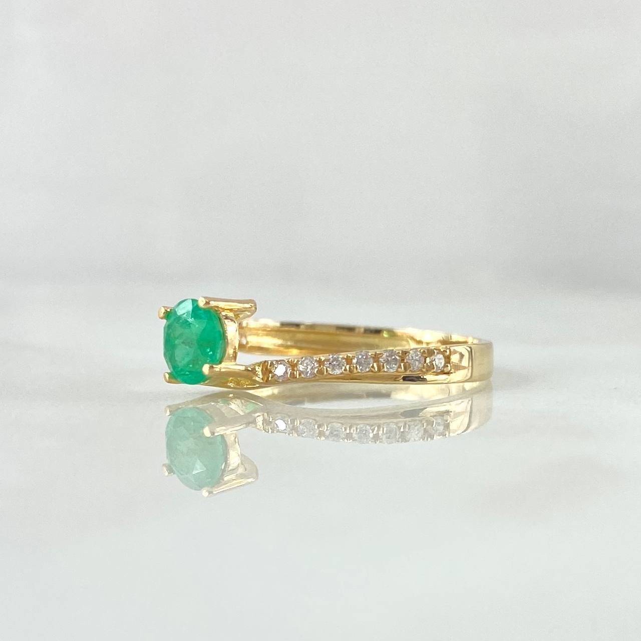 Oblique Dense Solitaire Ring 2gr / Size 6 1/2 / Emerald 58pts Diamonds 19 pts 18K Yellow Gold (Jewel) ©