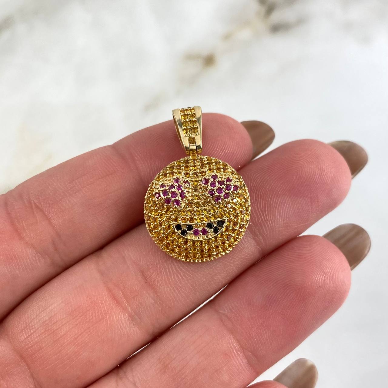 Pendant Emoji 4.2gr / 2.6cm / Yellow Fuchsia Black Zircons Yellow Gold *