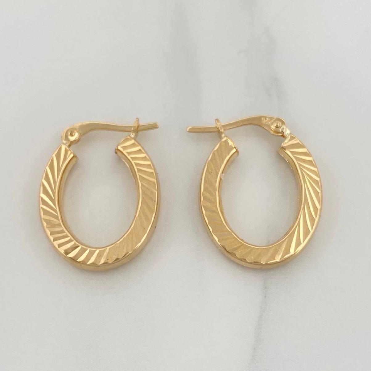 Candongas Ovaladas Rayadas 2.3 g / 3/4 in Oro Amarillo 18K