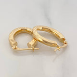 Candongas Ovaladas Rayadas 2.3 g / 3/4 in Oro Amarillo 18K
