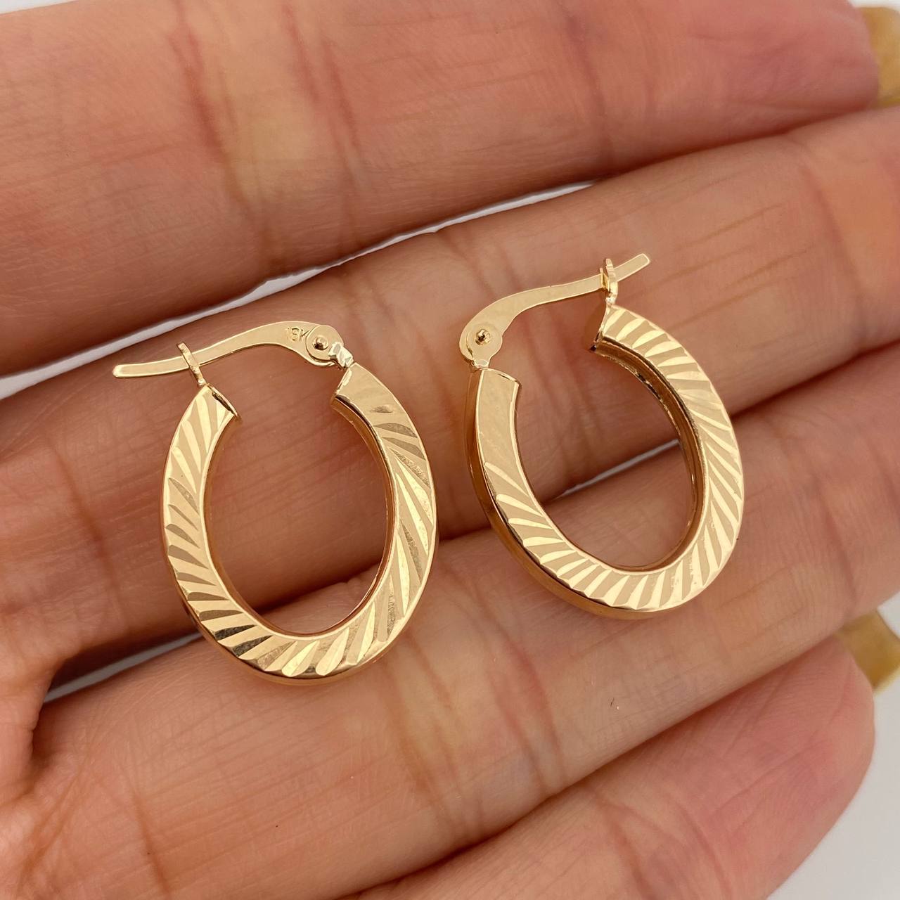Candongas Ovaladas Rayadas 2.3 g / 3/4 in Oro Amarillo 18K
