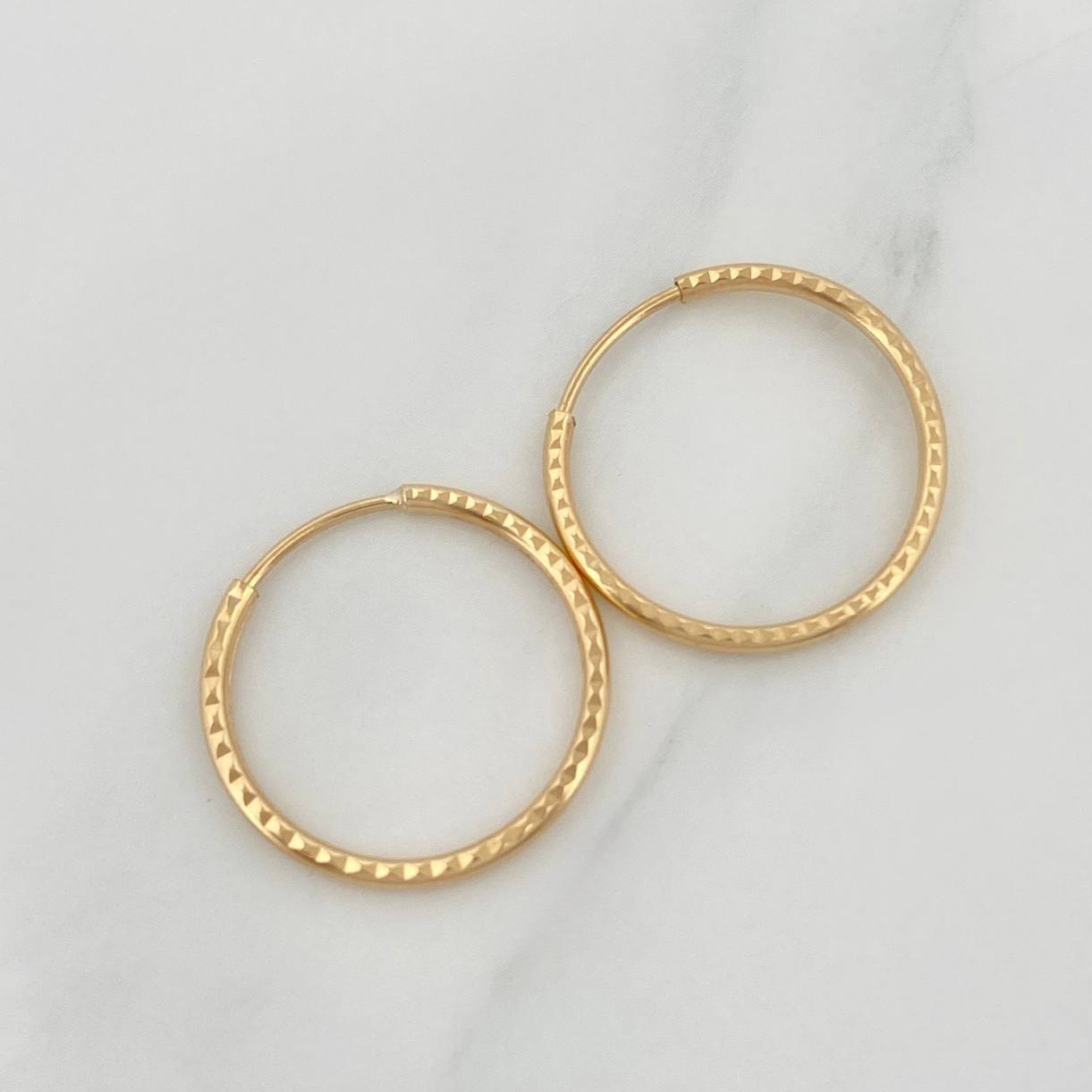 Candongas Aro Rayado 1.4 g / 3/4 in Oro Amarillo 18K