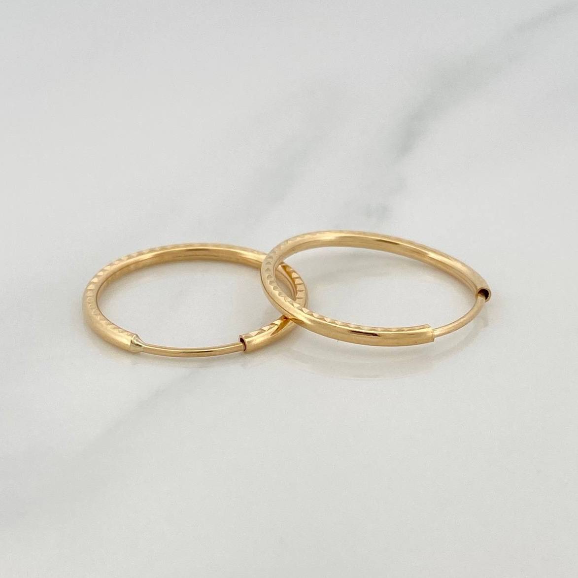 Candongas Aro Rayado 1.1 g / 1/2 in Oro Amarillo 18K