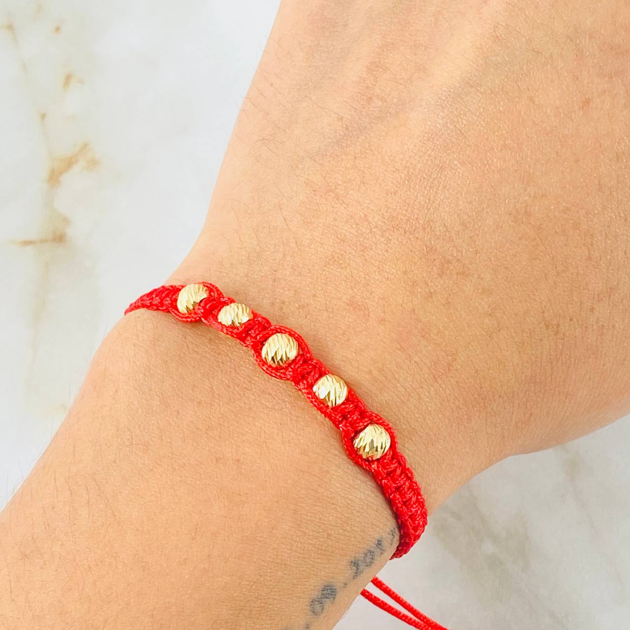 Pulsera Roja Bolas 0.9gr / Oro Amarillo 18K *