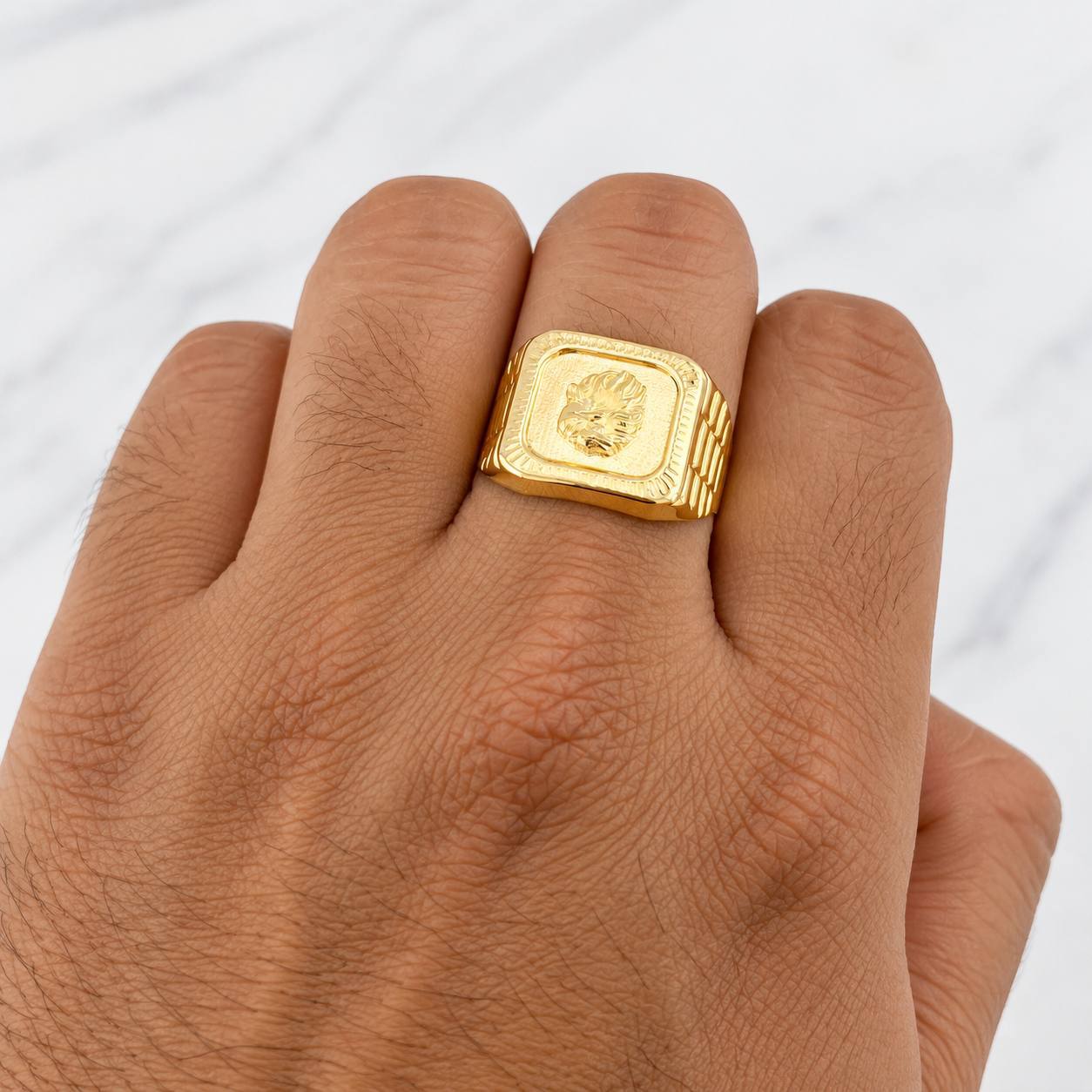 Bordered Eagle Signet Ring 3.75g / T10 1/4 Yellow Gold 18K