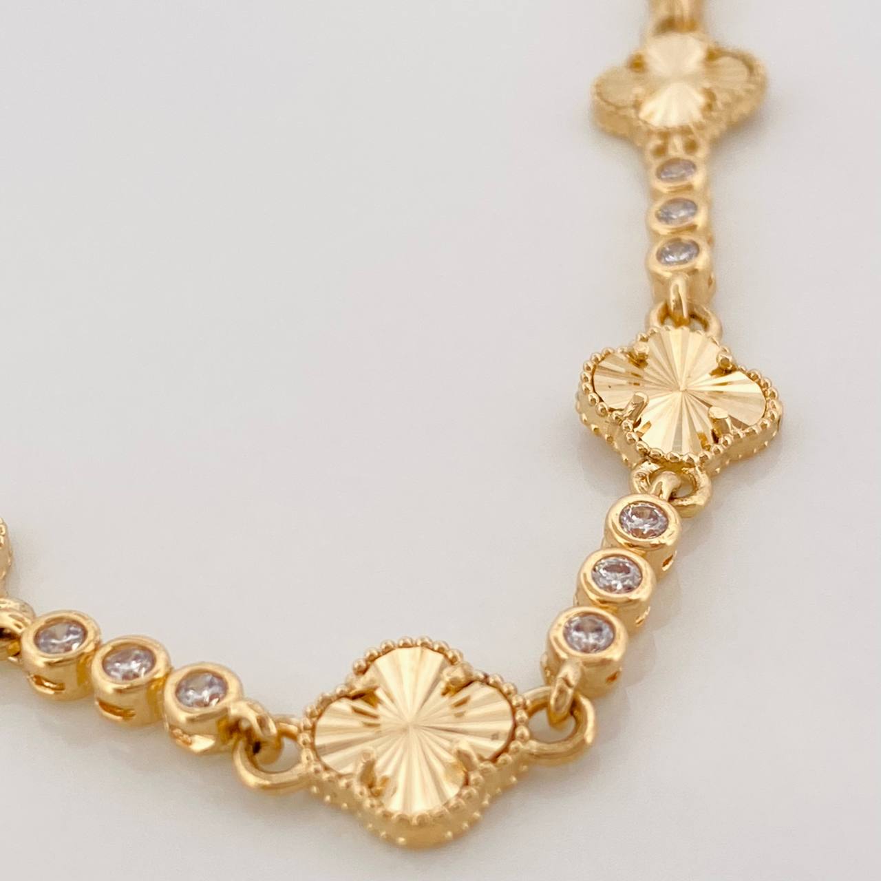 Pulso Halo Trebol 7g / 6 3/4 in / 2.45mm Oro Amarillo 18K