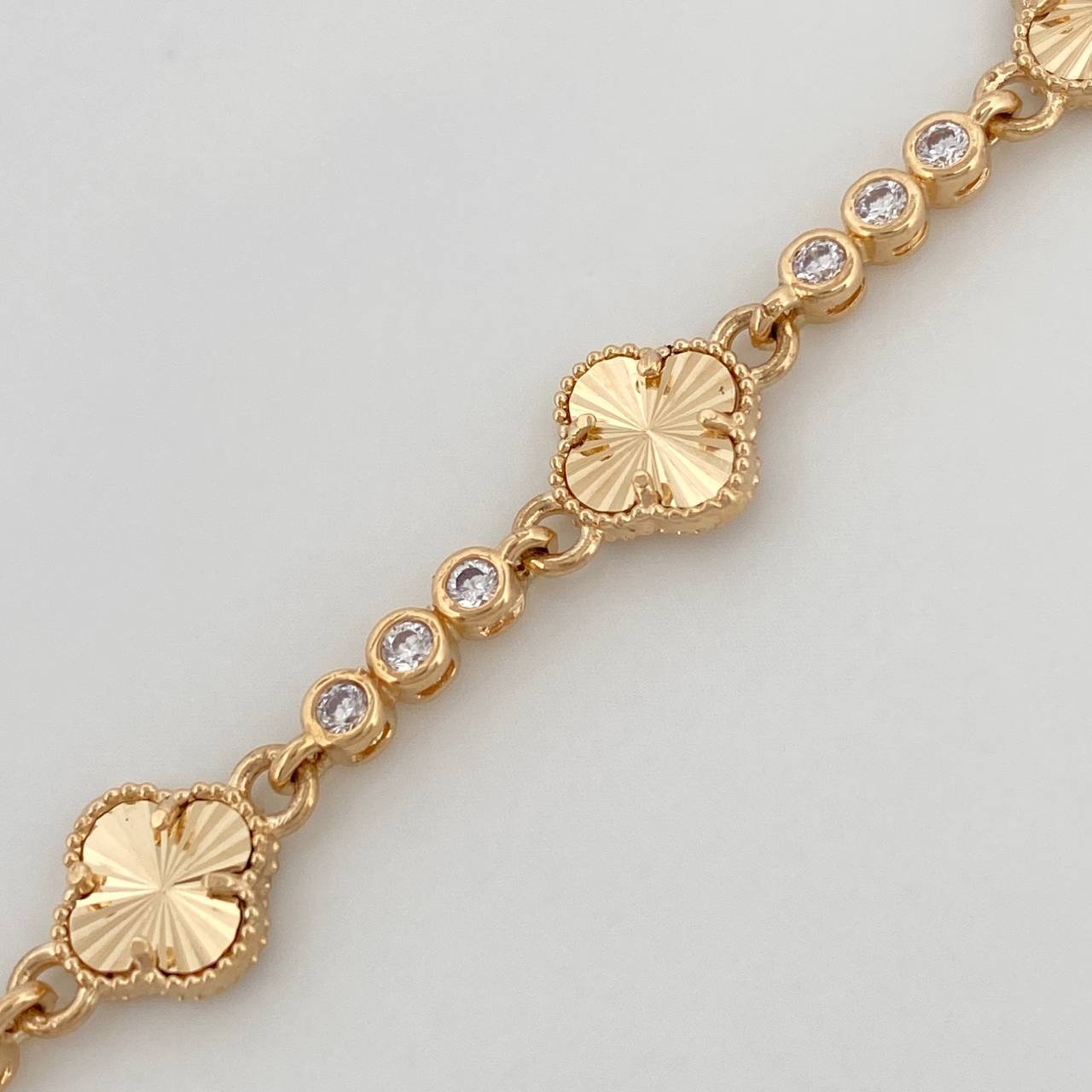Pulso Halo Trebol 7g / 6 3/4 in / 2.45mm Oro Amarillo 18K