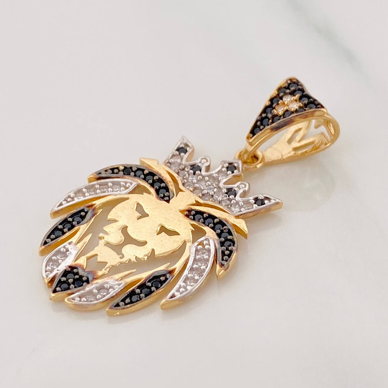 Dije Leon 2.95g / 1 1/4 in Tres Oros 18K