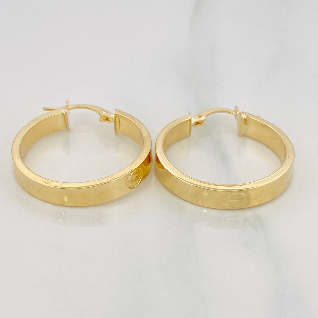 Hoop Earrings Screw 3.35g / 1 1/4 in 18K Yellow Gold