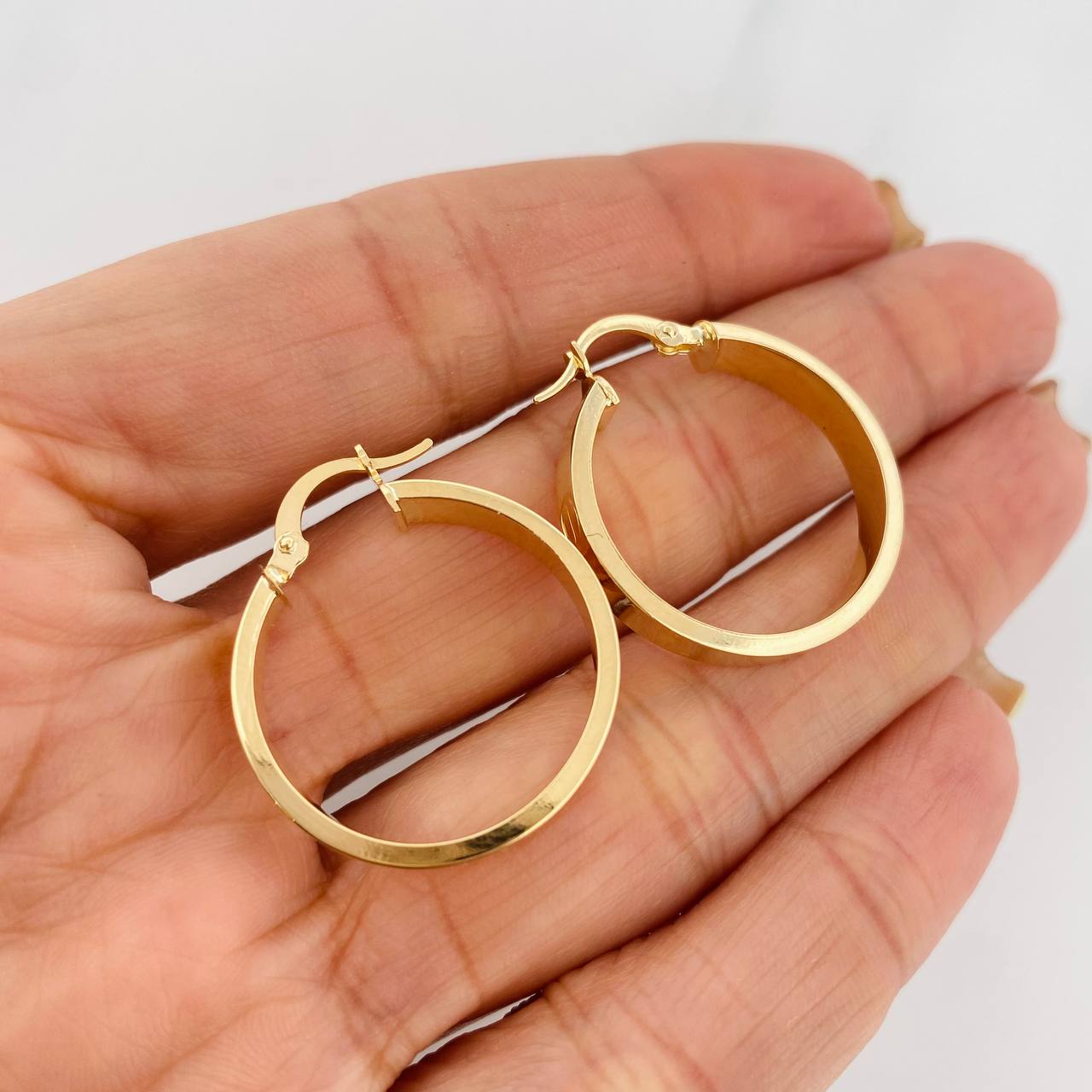 Hoop Earrings Screw 3.35g / 1 1/4 in 18K Yellow Gold