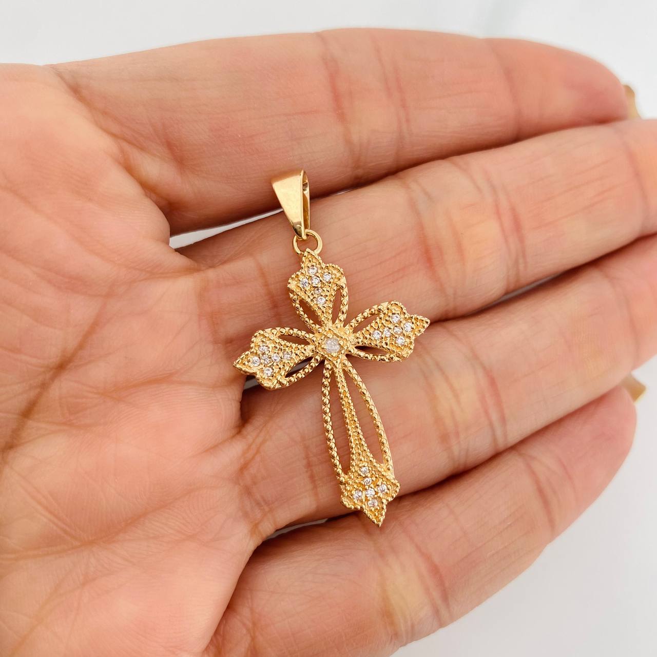 Dije Cruz Floreada 2.95g / 1 1/2 in Oro Amarillo 18K