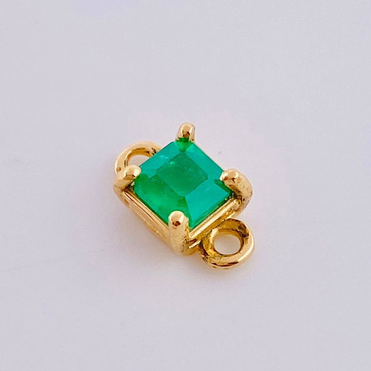 Charm Square Four Claws 60pts Emerald 0.7gr / 1/2 in / 18K Yellow Gold