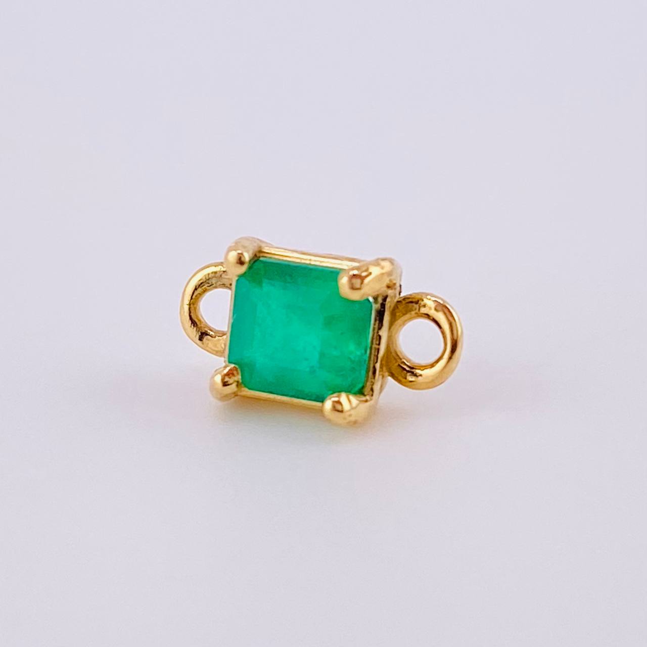 Charm Square Four Claws 60pts Emerald 0.7gr / 1/2 in / 18K Yellow Gold