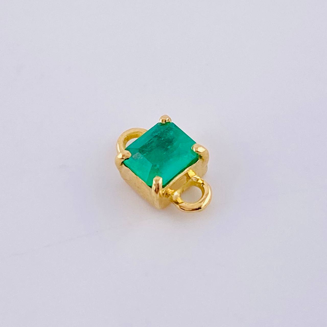Herraje Cuadrado Cuatro Garras 70pts Esmeralda 1.15gr / 1/2 in / Oro Amarillo 18K