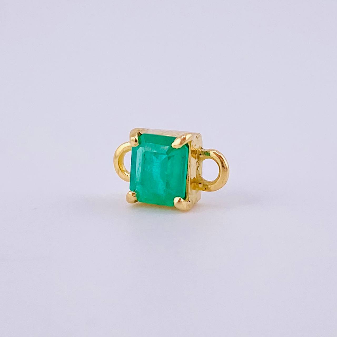 Herraje Cuadrado Cuatro Garras 70pts Esmeralda 1.15gr / 1/2 in / Oro Amarillo 18K