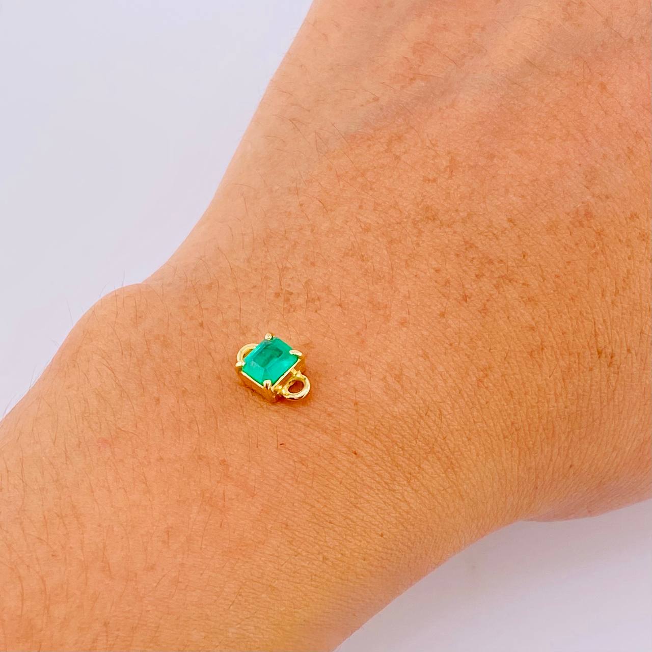 Herraje Cuadrado Cuatro Garras 70pts Esmeralda 0.8gr / 1/2 in / Oro Amarillo 18K