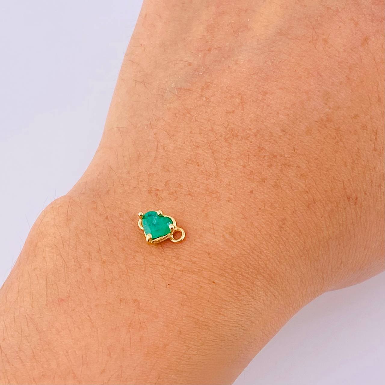 Herraje Corazon Cuatro Garras 60pts Esmeralda 0.6gr / 1/2 in / Oro Amarillo 18K