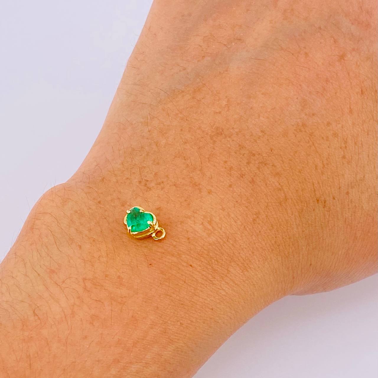 Herraje Corazon Cuatro Garras 60pts Esmeralda 0.75gr / 1/2 in / Oro Amarillo 18K