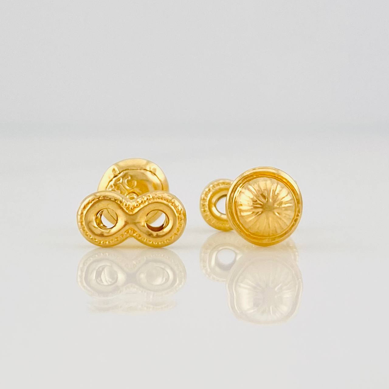 Stud Earrings Infinity 0.65g / in / 4mm Yellow Gold 18K
