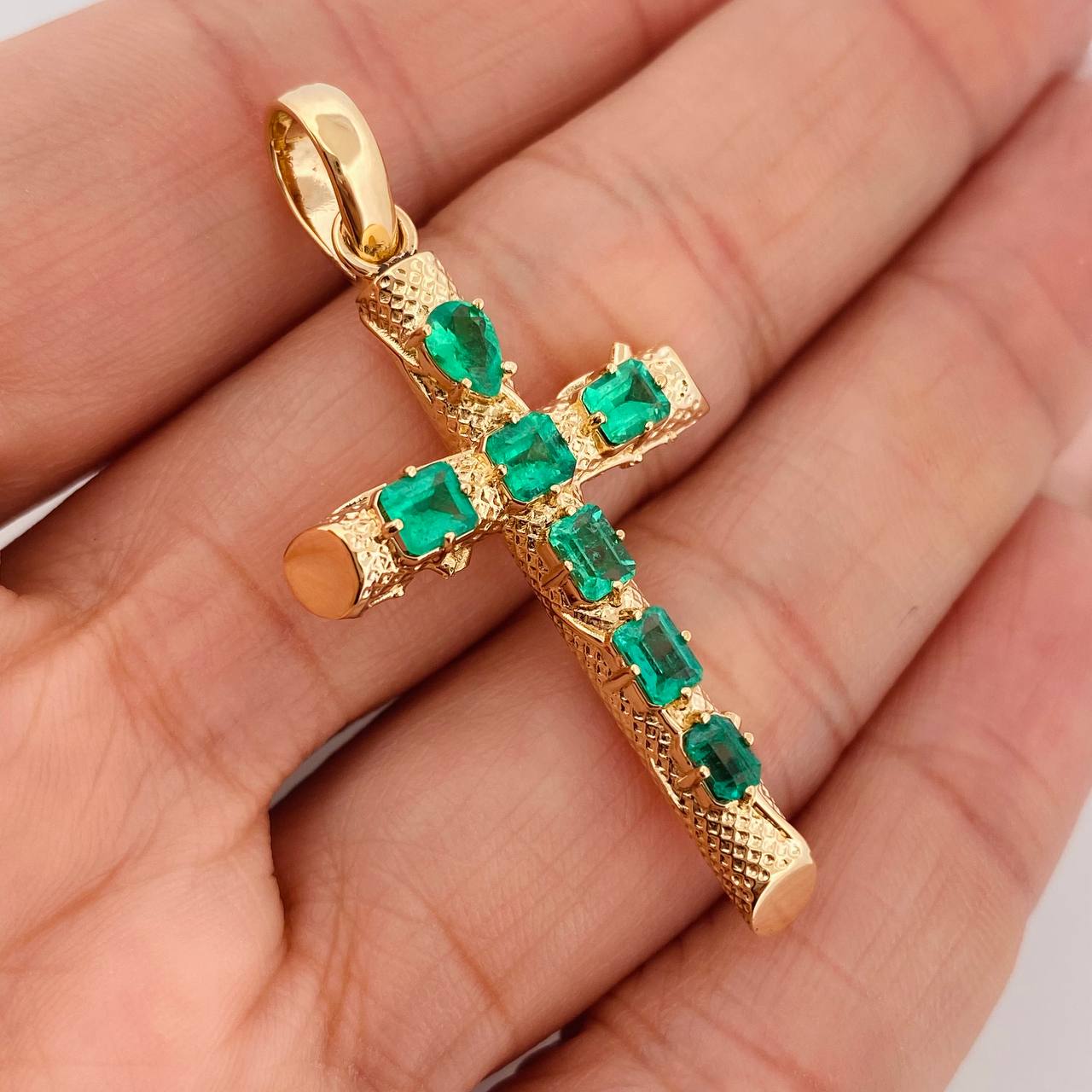 Emerald Cross Pendant 1.34 qts 3.9gr / 1 3/4 in / Yellow Gold 18K &