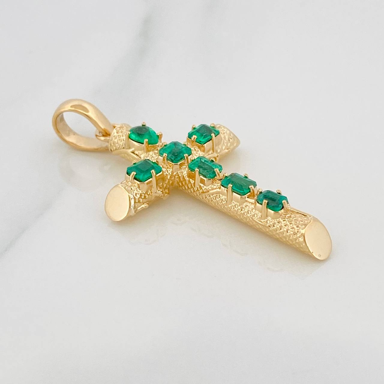 Emerald Cross Pendant 1.34 qts 3.9gr / 1 3/4 in / Yellow Gold 18K &