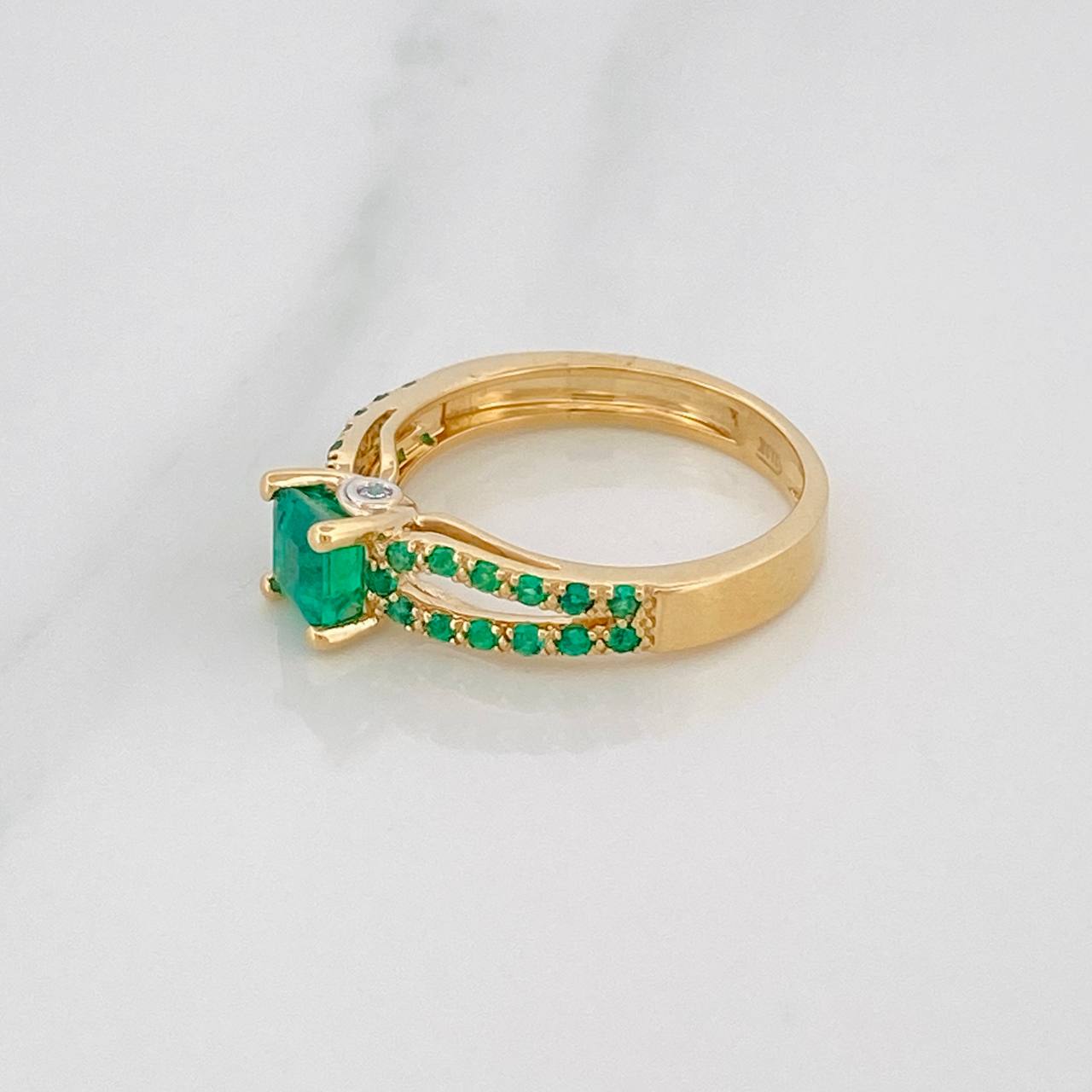 Anillo Cuadrado Esmeraldas 94 pts Diamantes 0.02 pts 3.5gr / T6 1/2 / Oro Amarillo 18K &