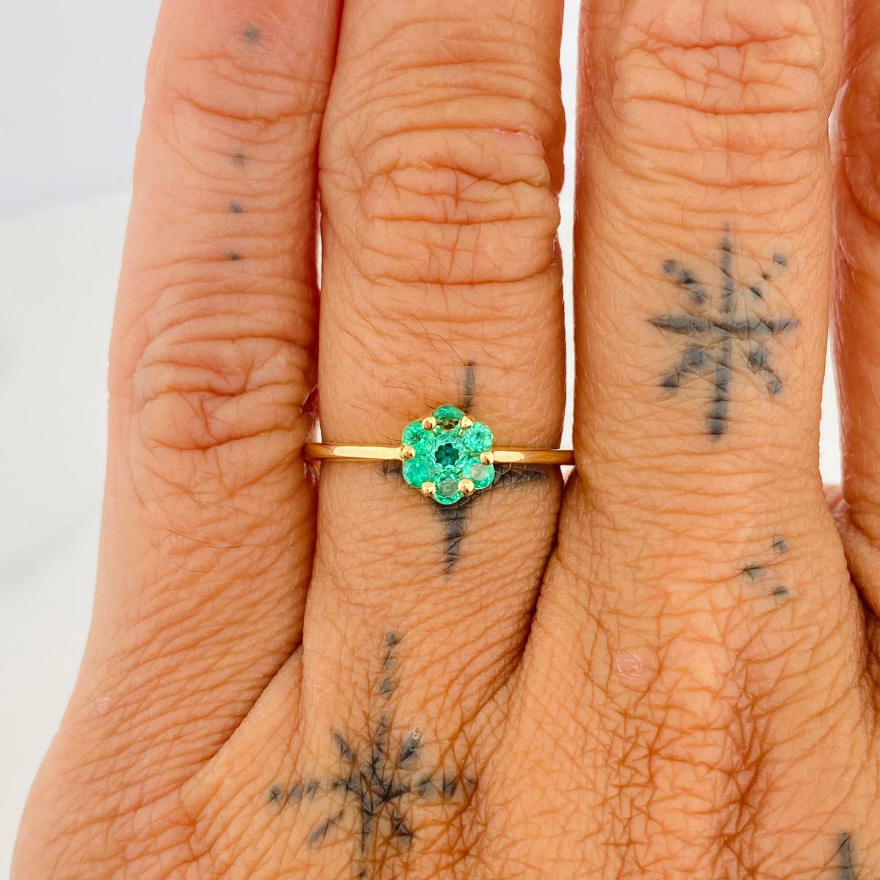 Emerald Flower Ring 35 pts 1.8gr / T7 1/4 / Yellow Gold 18K &