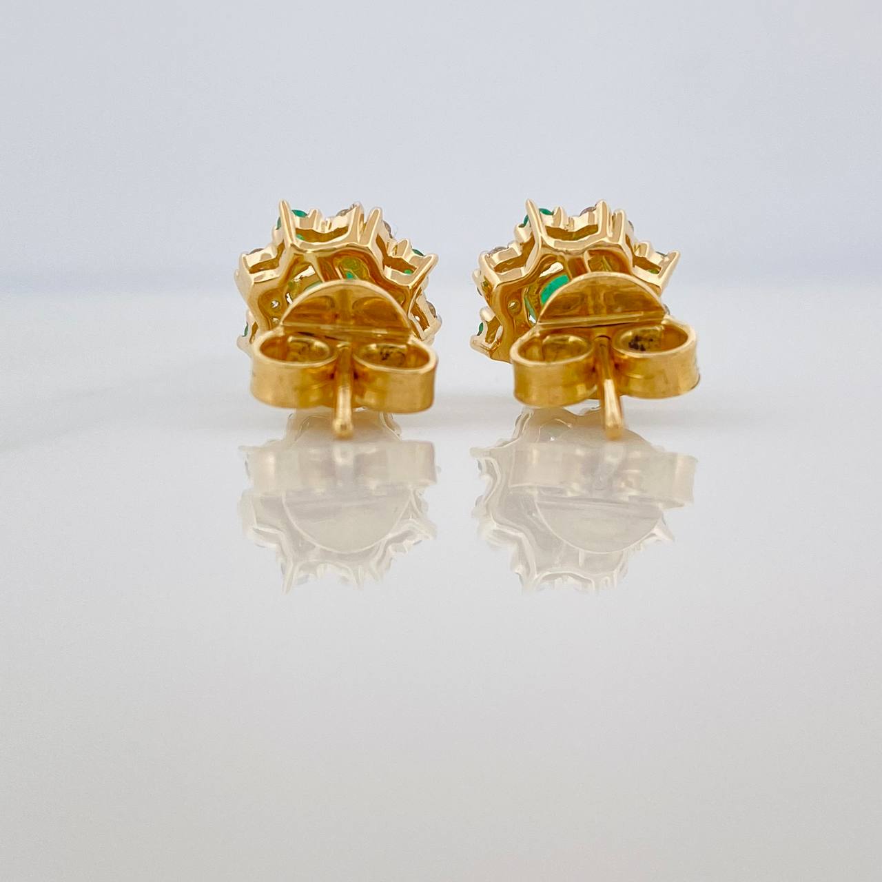 Topos Flor Esmeraldas 83 pts Diamantes 20 pts 3.8gr / Dos Oros Amarillo Blanco 18K &